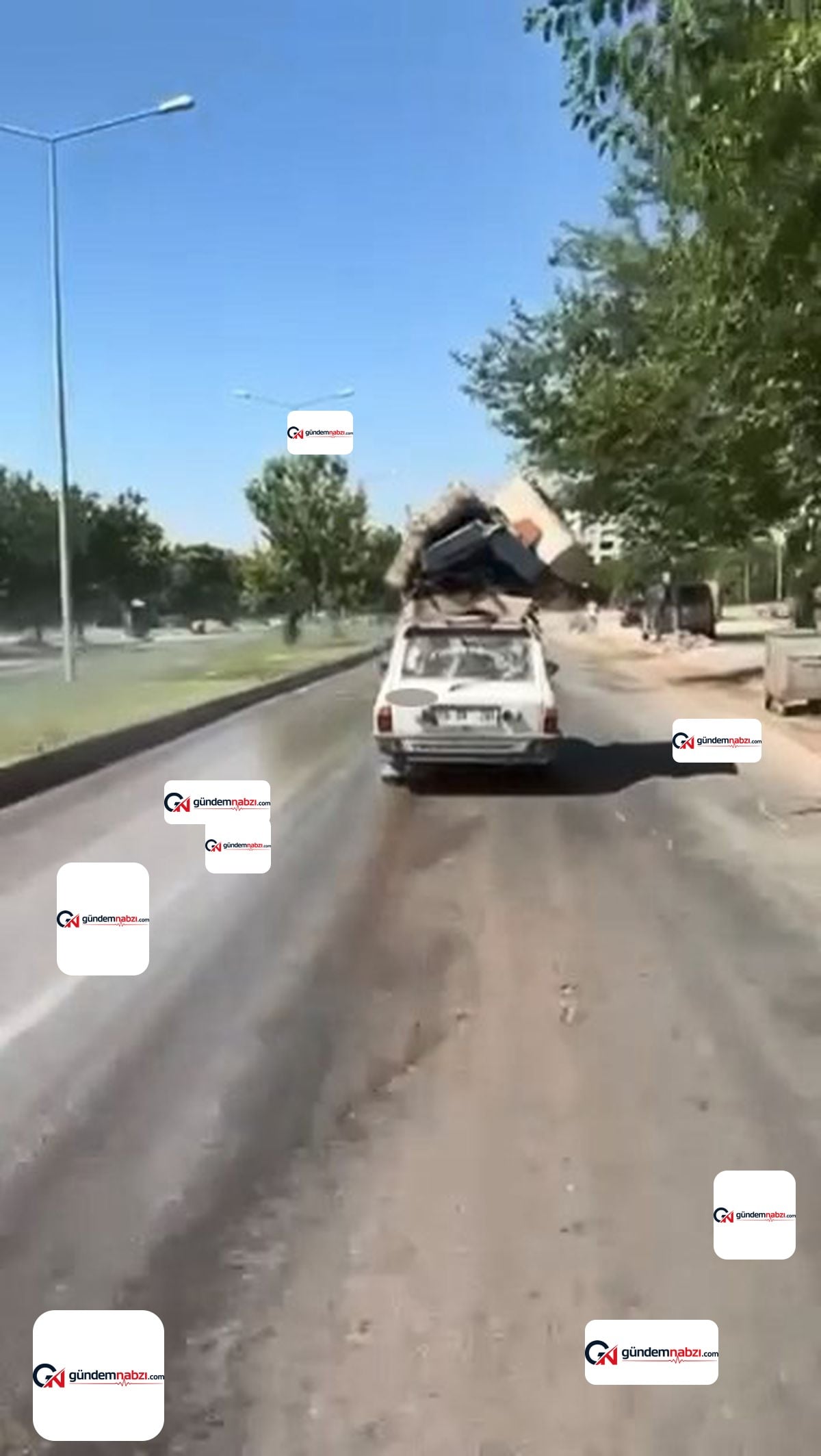 Elazığ'da otomobilin tavanına yüklenen eşyalar tehlike saçtı