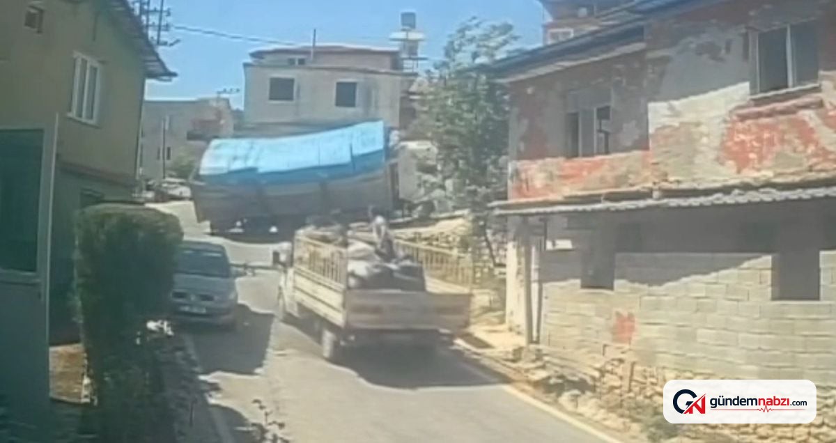 Hatay'da inşaat malzemesi yüklü kamyon devrildi