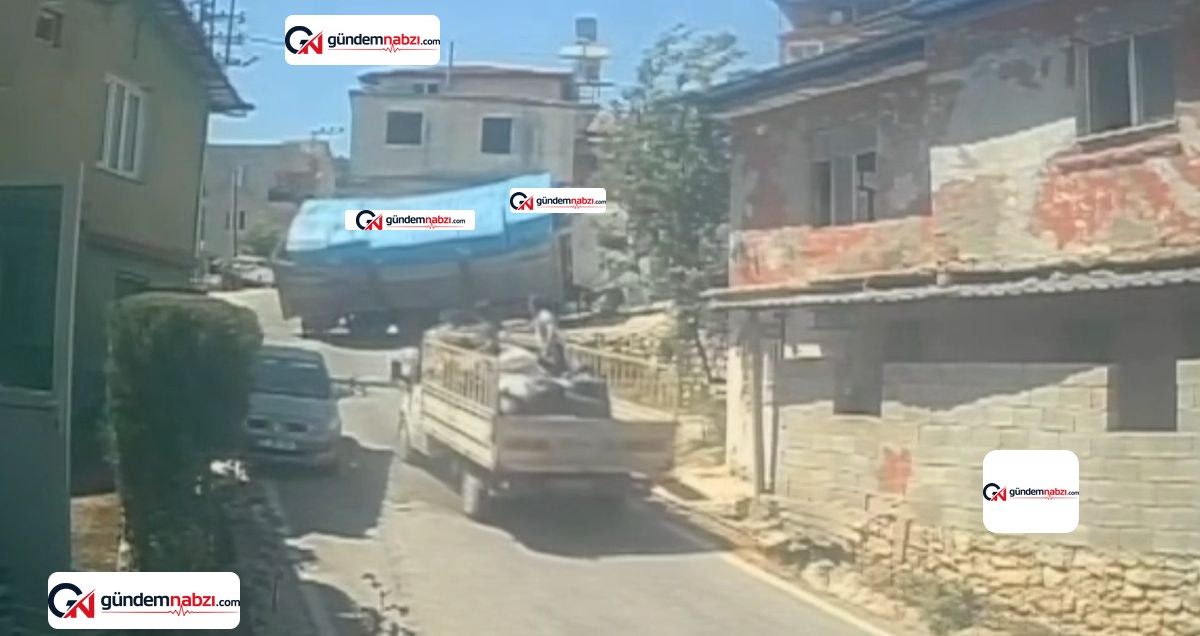 Hatay'da inşaat malzemesi yüklü kamyon devrildi