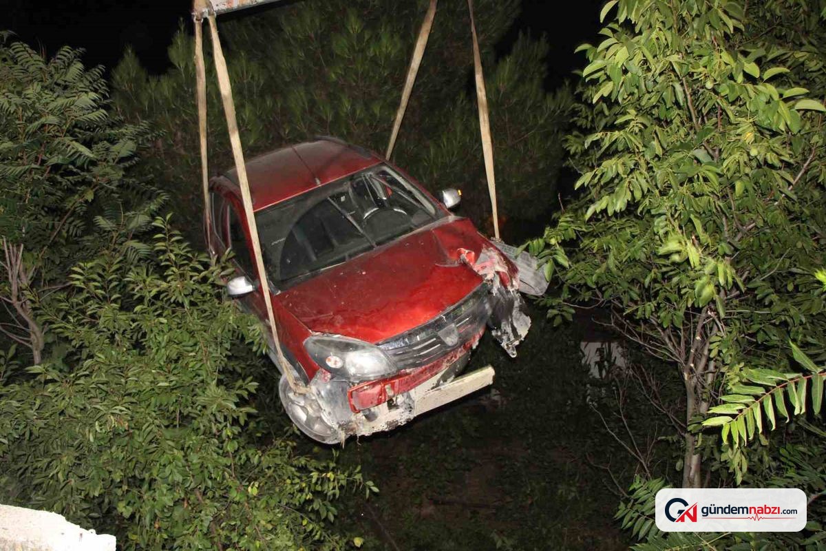 Amasya'da kontrolden çıkan otomobil ağaçların üstüne uçtu: 1 yaralı