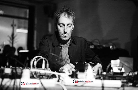 Oren Ambarchi, Atina'da müzikseverlerle buluşacak