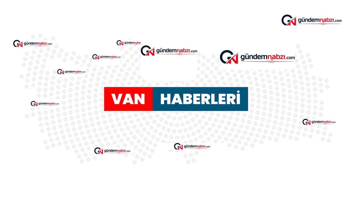 Van'da doğa fotoğrafçısı Deliçay'ın kaplumbağalarını besliyor