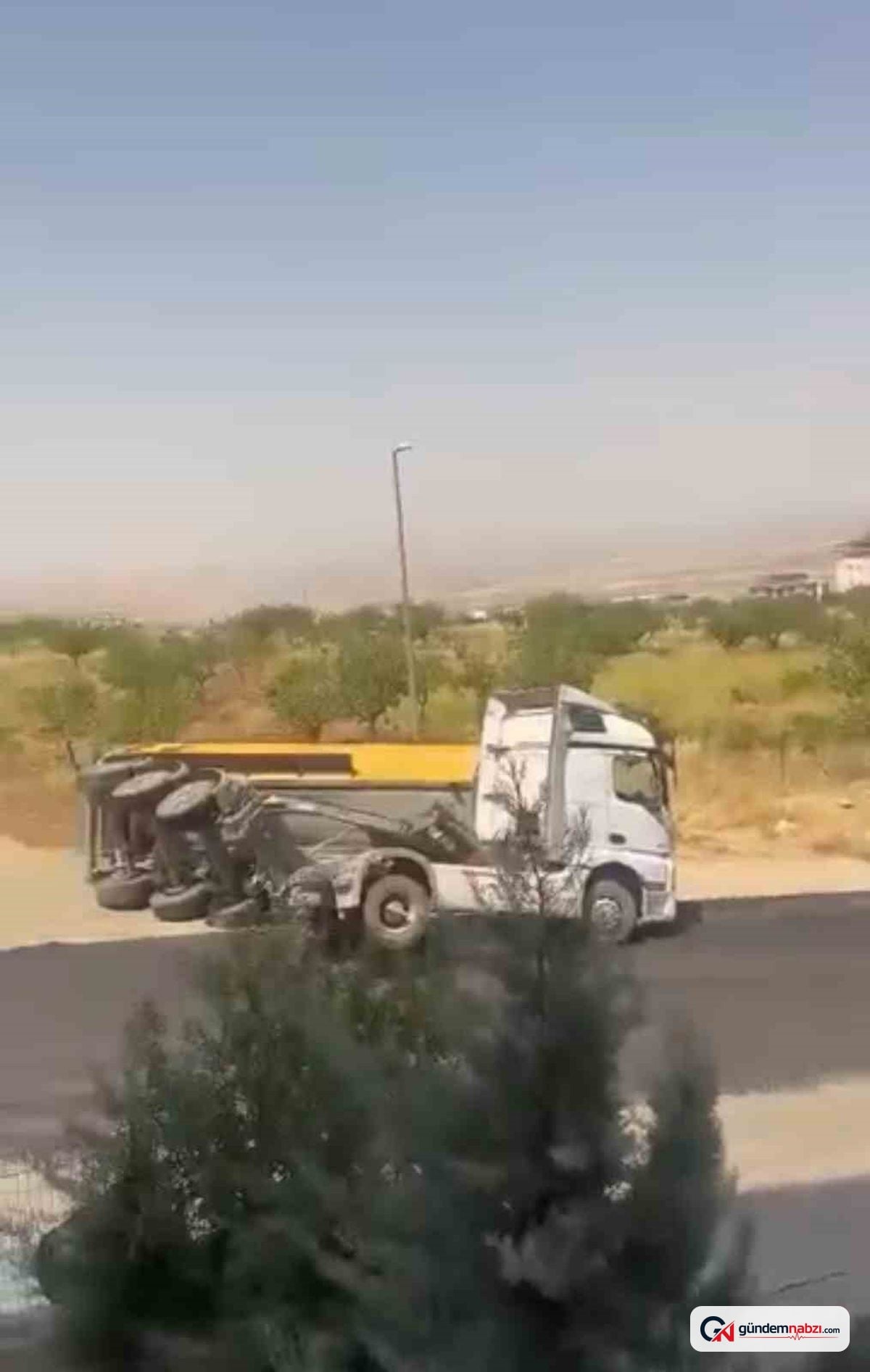 Siirt'te kum yüklü kamyon devrildi