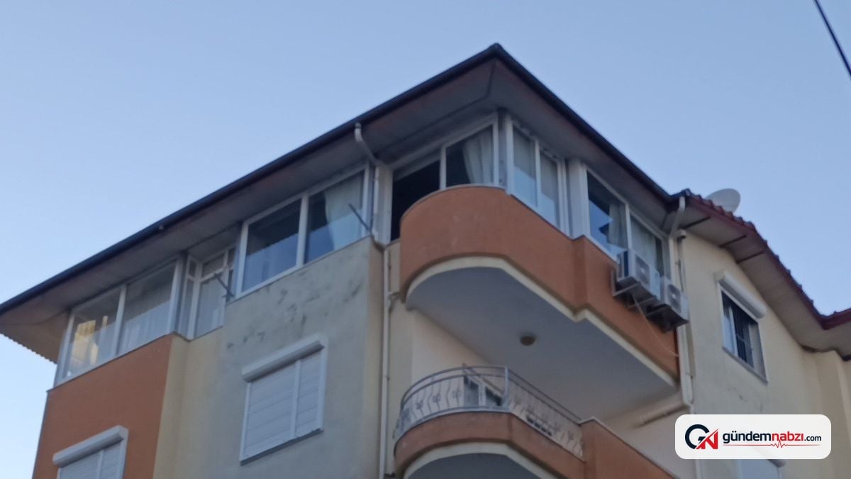 Antalya'da fırtınada kopan 5. kat penceresi kaldırıma düştü