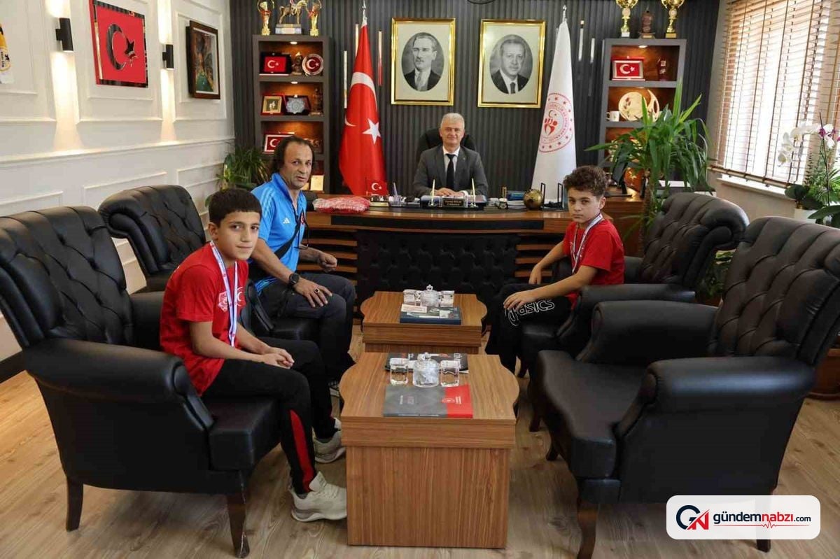 Muşlu milli güreşçiler madalyayla döndü