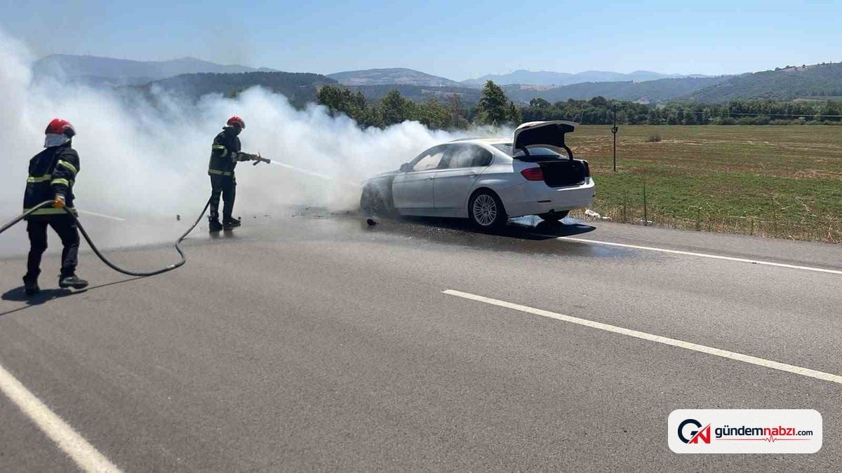 Osmaniye'de seyir halindeki otomobil alev aldı