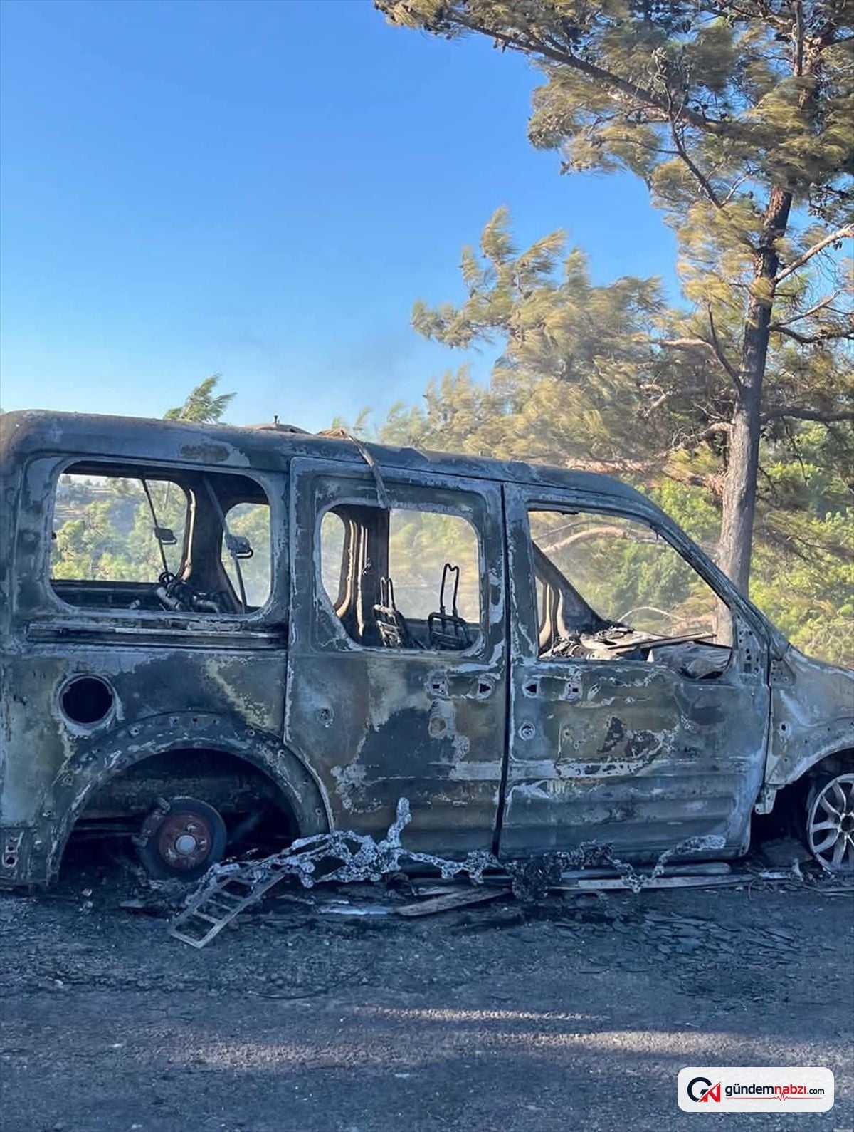 Antalya'da çalılık yangını ev ve araca zarar verdi