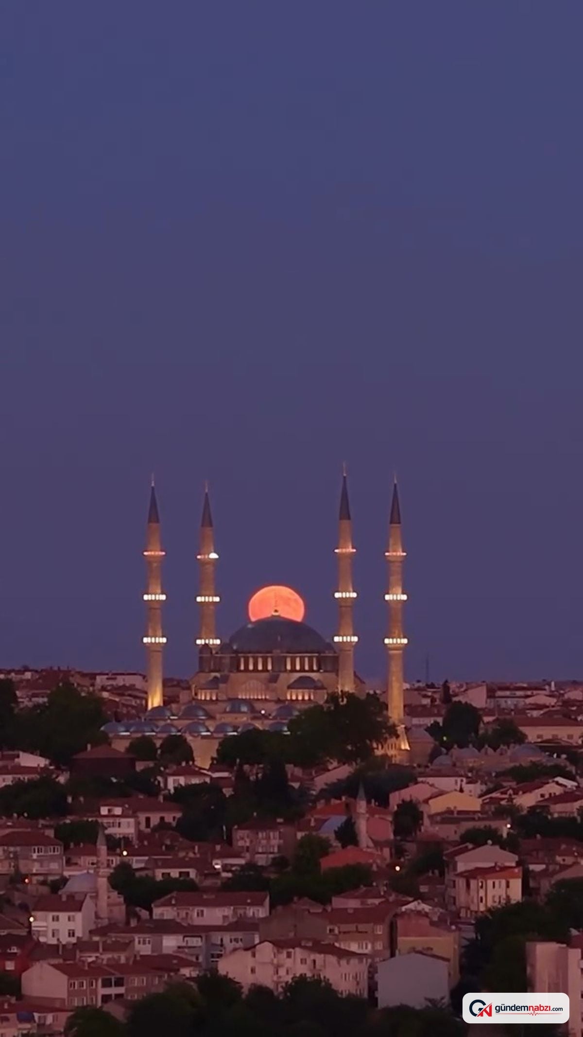 Edirne'de dolunay ve Selimiye Camii aynı karede görüntülendi