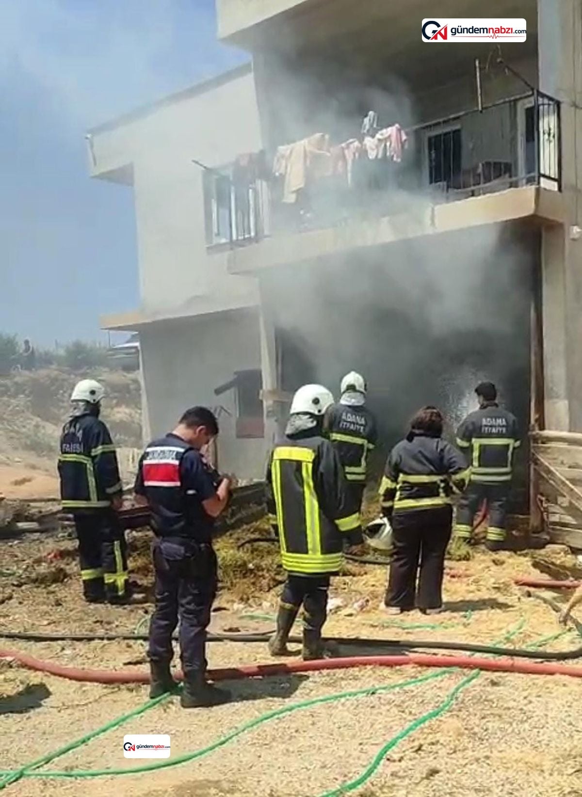 Adana'da evde çıkan yangında saman balyaları küle döndü