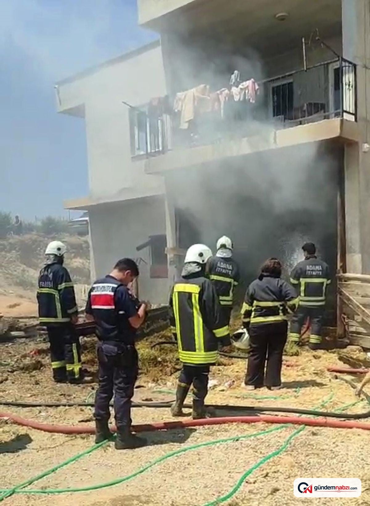Adana'da evde çıkan yangında saman balyaları küle döndü