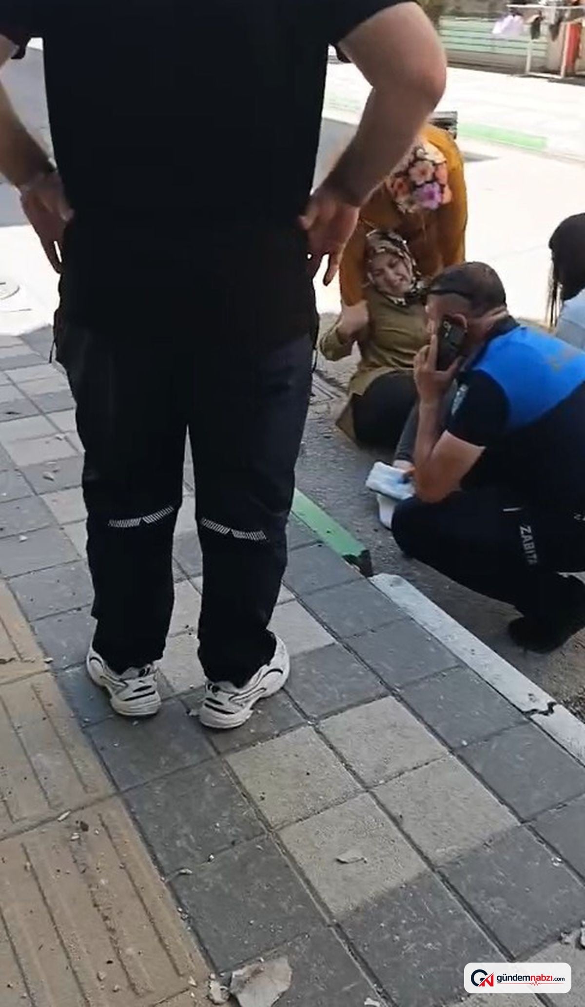 Bursa'da balkondan kopan beton parçası kadını yaraladı