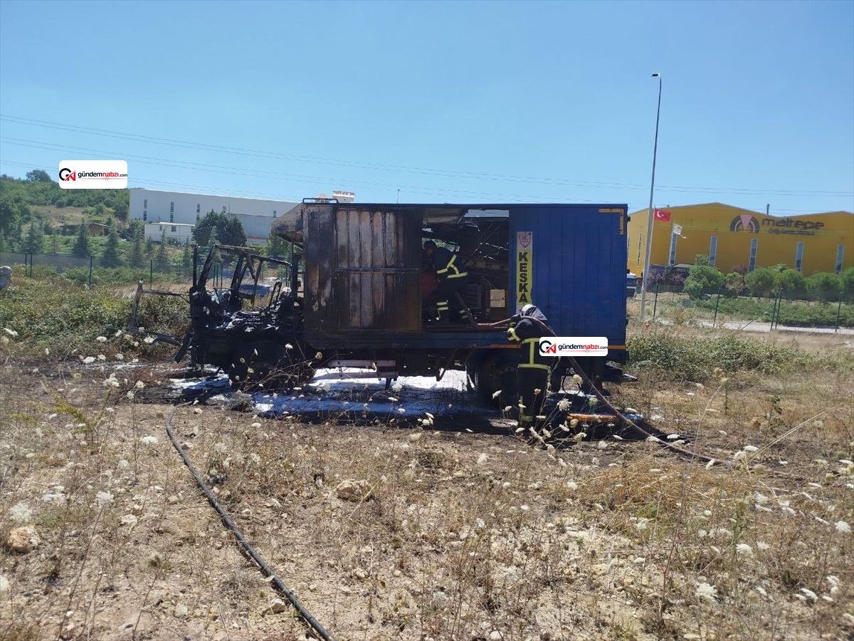 Kocaeli'de sondaj kamyonu çıkan yangında kullanılamaz hale geldi