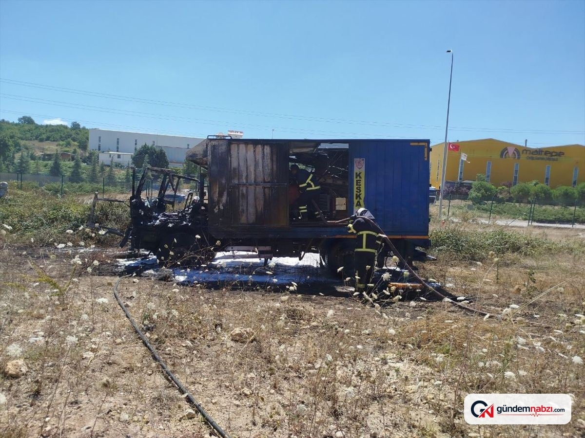 Kocaeli'de sondaj kamyonu çıkan yangında kullanılamaz hale geldi